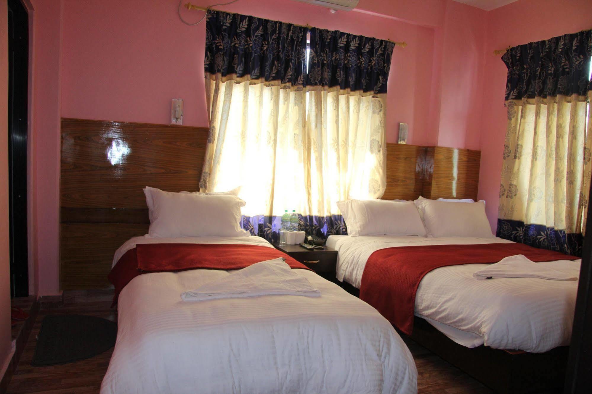 Hotel Buttercup Pokhara Dış mekan fotoğraf