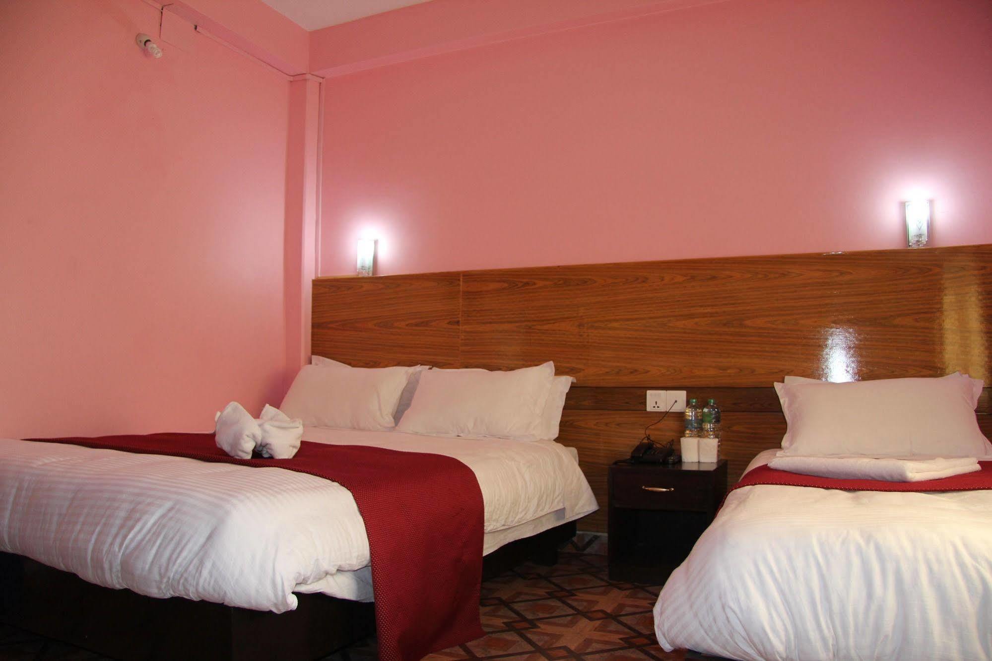 Hotel Buttercup Pokhara Dış mekan fotoğraf