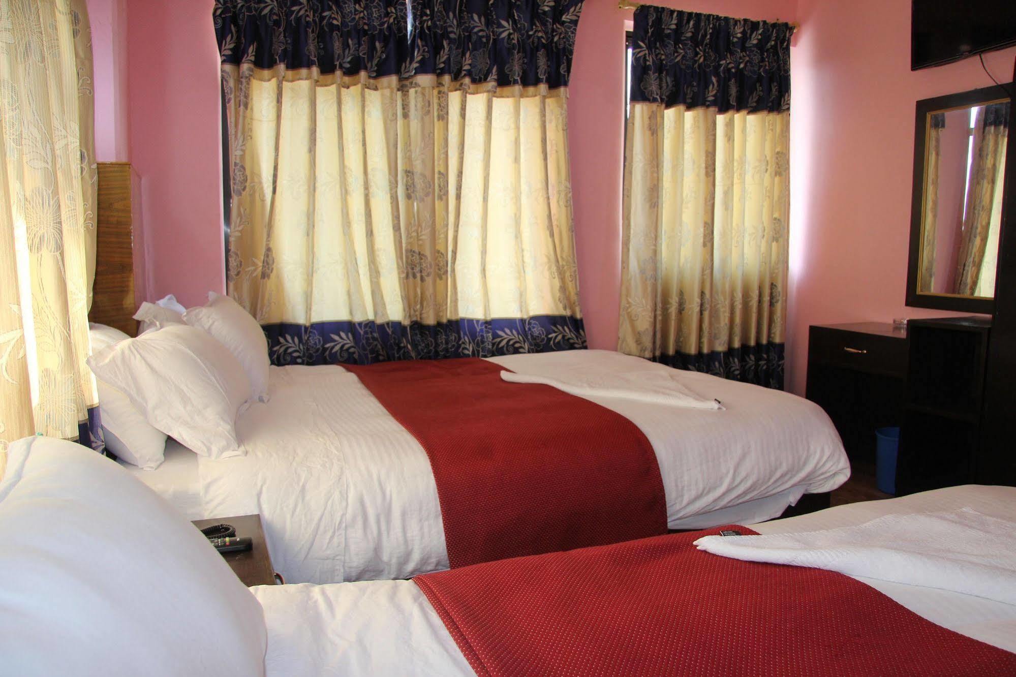 Hotel Buttercup Pokhara Dış mekan fotoğraf