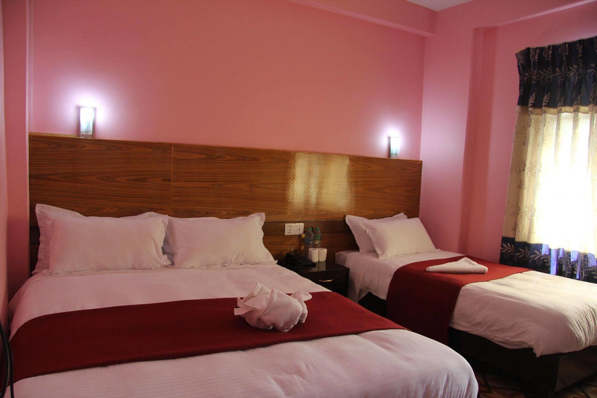 Hotel Buttercup Pokhara Dış mekan fotoğraf