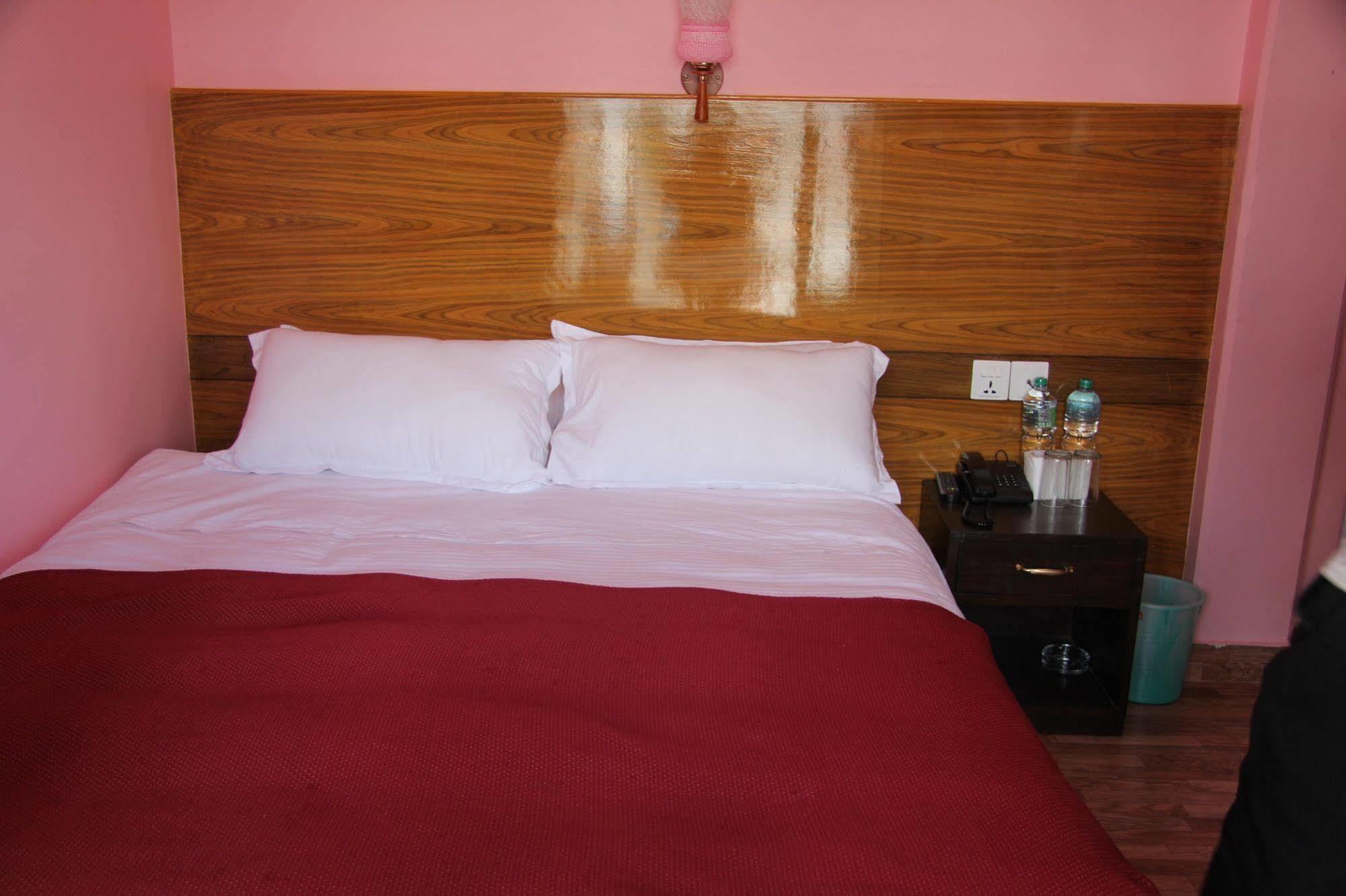 Hotel Buttercup Pokhara Dış mekan fotoğraf