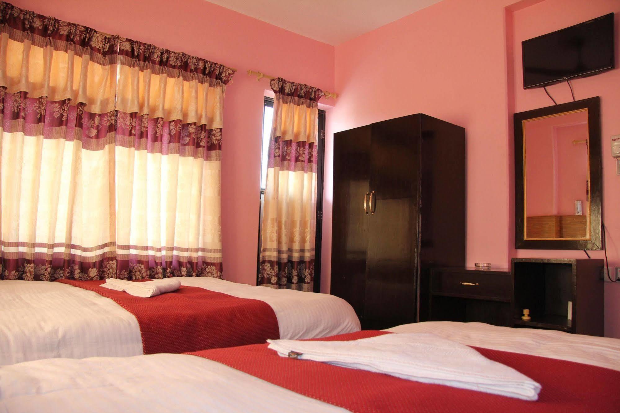Hotel Buttercup Pokhara Dış mekan fotoğraf