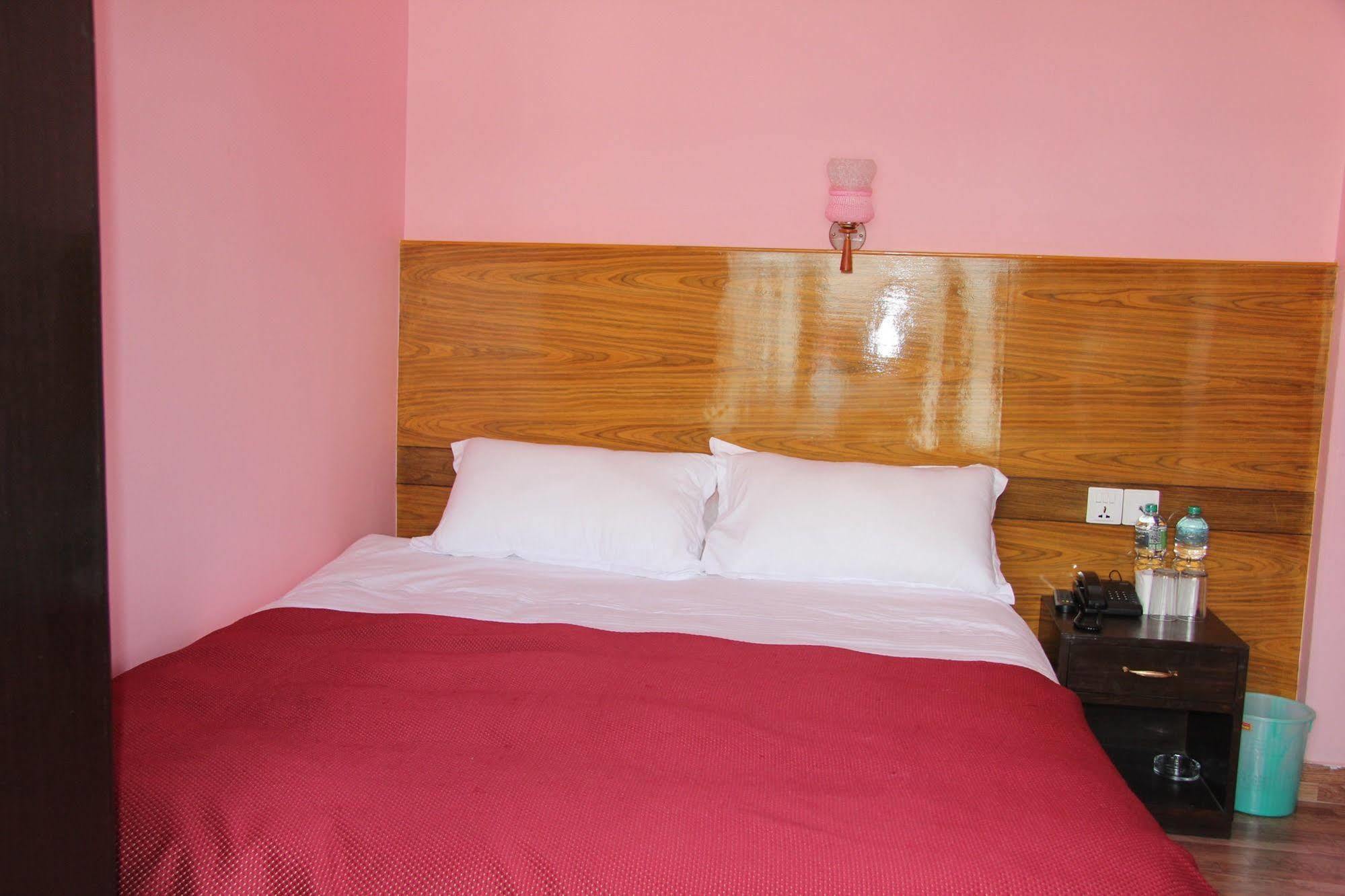 Hotel Buttercup Pokhara Dış mekan fotoğraf